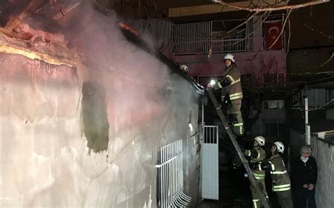 İ­z­m­i­r­­d­e­ ­ç­ı­k­a­n­ ­y­a­n­g­ı­n­d­a­ ­2­ ­e­v­d­e­ ­m­a­h­s­u­r­ ­k­a­l­a­n­l­a­r­ı­ ­k­o­m­ş­u­l­a­r­ı­ ­k­u­r­t­a­r­d­ı­